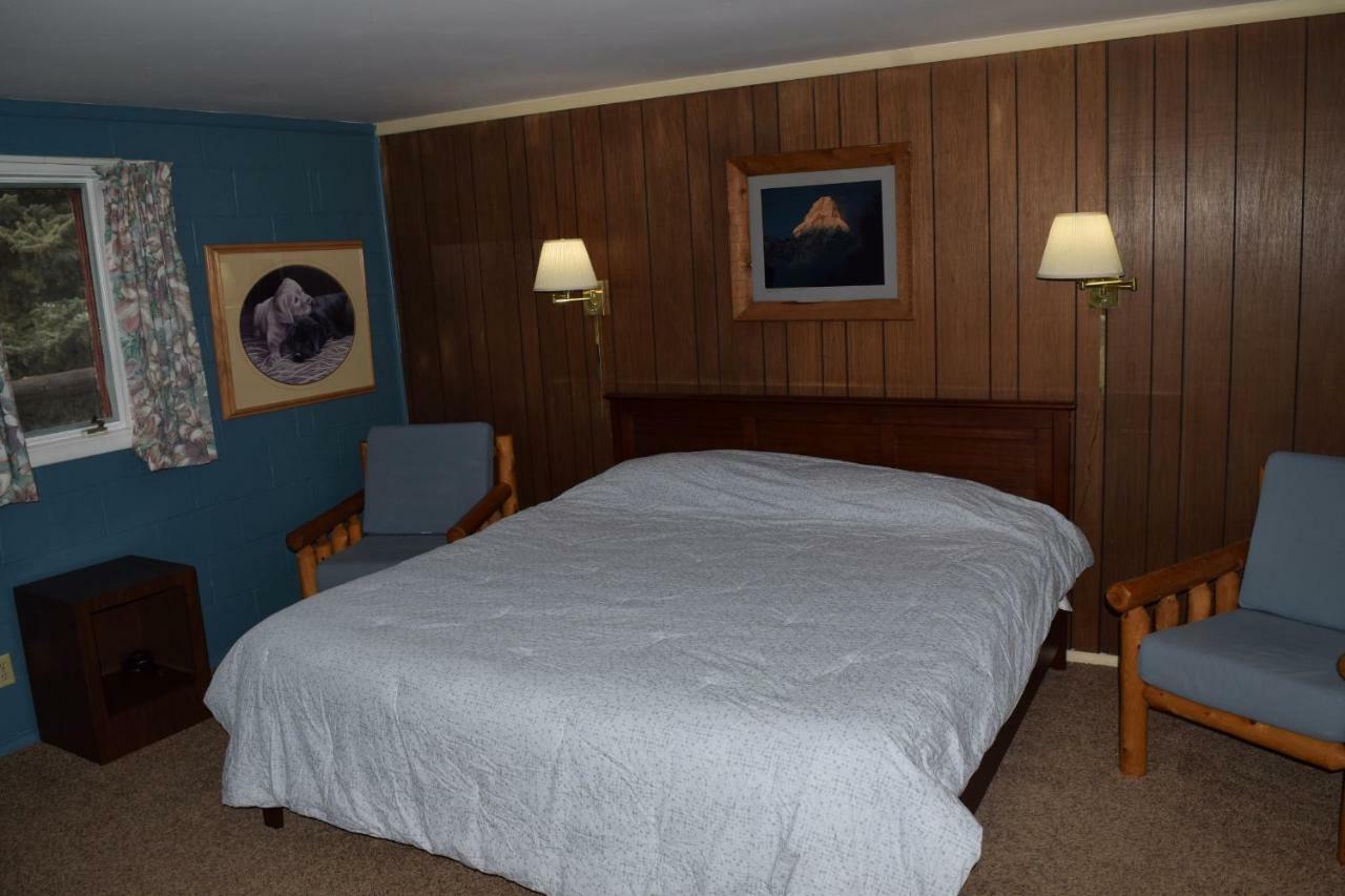 Отель Redwood Cabins Stanley Экстерьер фото